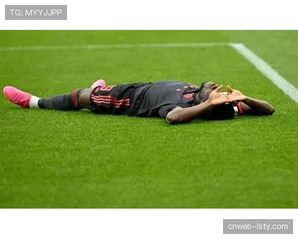 镜头捕捉:拜仁主帅在场边因一次防守失位向球员大声呼喊